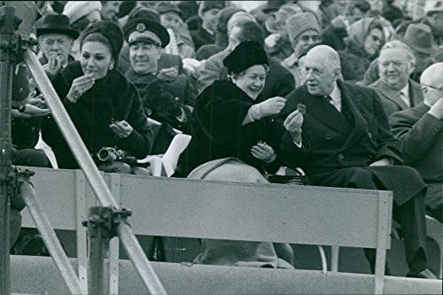 Реколта фотография на 18-ти президент на Франция Шарл де Гол, седнал със съпругата си Ивон дьо Гол, Фарах Диба също седеше зад