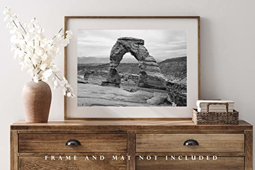 Гравюра на западната снимка (без рамка) Черно-бяло изображение и Изящна арка в националния парк Арките в пустинята на Юта,