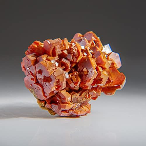 Астрогалерея скъпоценни камъни, натрупване на кристали ванадинита на матрица от Мибладена, Атласские планина, провинция Хенифра,