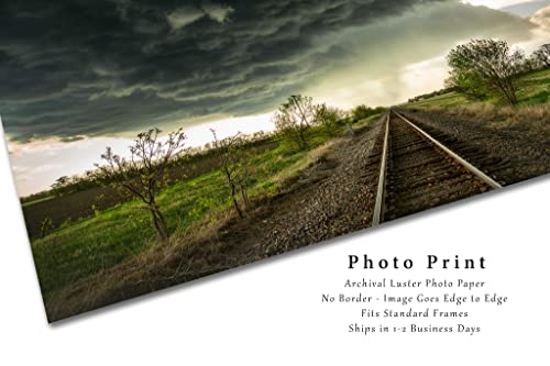 Снимка железопътна Печат (без рамка) Изображение на релсови пътища, водещи В Тъмни буреносни облаци в Канзас Буря