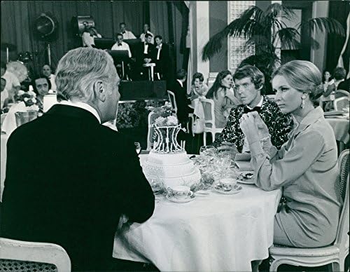 Реколта снимка Извара J252;rgens, Genevi232; И Жил и Майкъл Крауфорд на една маса разговарят помежду си.