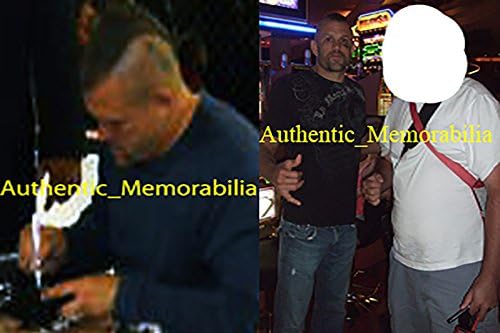 Ръкавица за борба с бедствия UFC с автограф Чък Айсмена Лидделла с ДОКАЗАТЕЛСТВО, Фотография, на която е Чък се присъединява