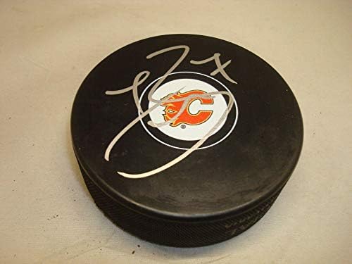 Минути Джей Броуди подписа хокей шайба Калгари Флеймс с автограф 1А - за Миене на НХЛ с автограф
