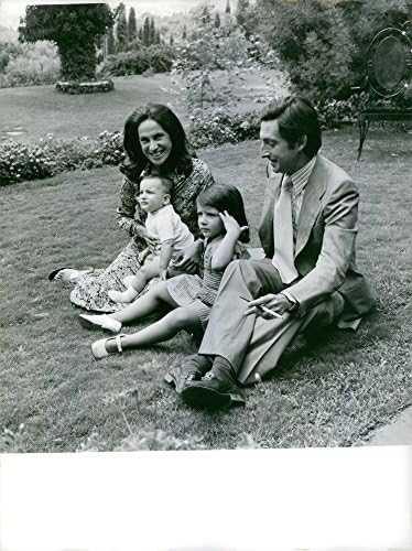 Една стара фотография на гръцкия принц Майкъл и семейството му, седнали на тревата.