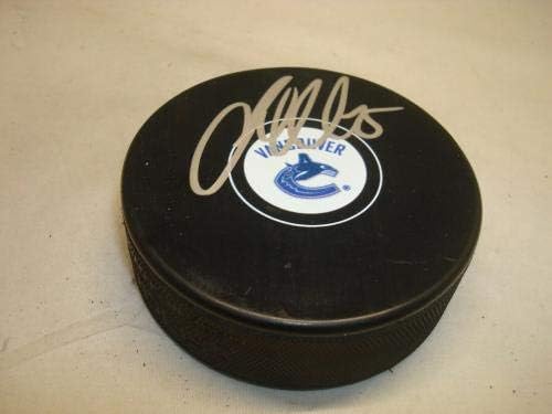 Джейкъб Маркстрем подписа хокей шайба Ванкувър Канъкс с автограф 1А - за Миене на НХЛ с автограф