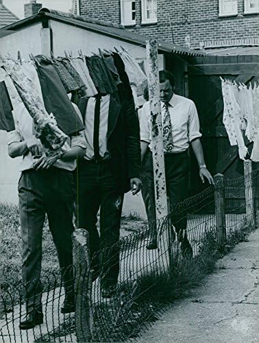 Реколта снимка на група детективи, обыскивающих къща Карл Паукш39. Снимка е направена на 6 септември 1972 г.