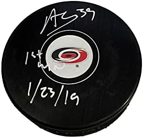 АЛЕКС НЕДЕЛИКОВИЧ подписа на шайбата на Каролина хърикейнс - 1-ва победа 1-23-19 - за Миене на НХЛ с автограф